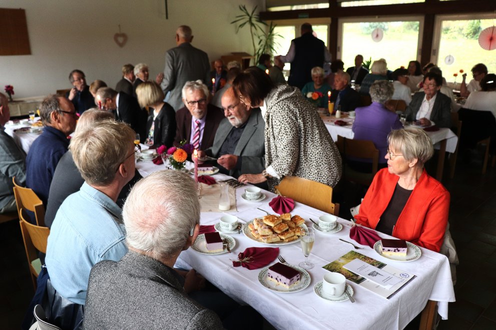 Beim gemeinsamen Kaffeetrinken im Gemeindehaus wurde viel an frühere Zeiten erinnert.